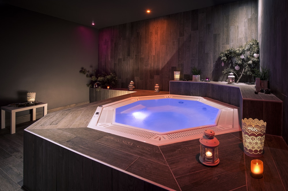Huez Vacations - Hotel Le Pic Blanc - Property Image 3
