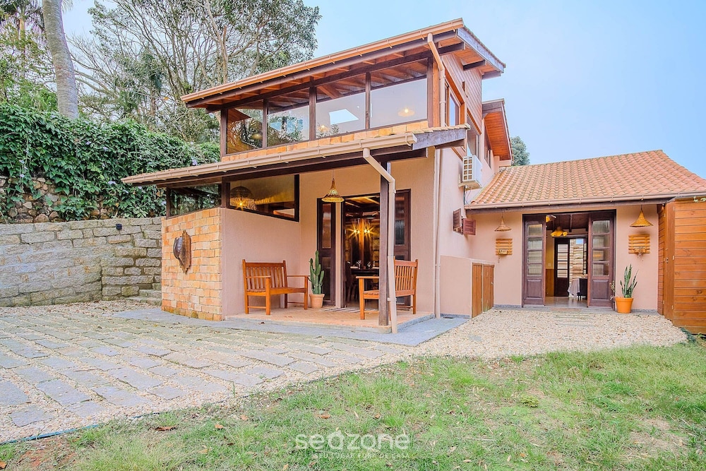 House With Valley View Near the Center - Mrv0001