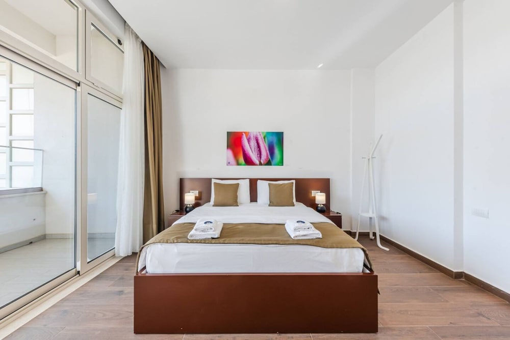 Spacious Apartment by the Beach - Tulipani