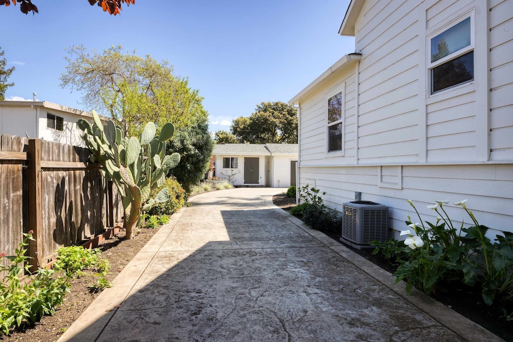 Stylish Central Napa Home With Serene Private Yard