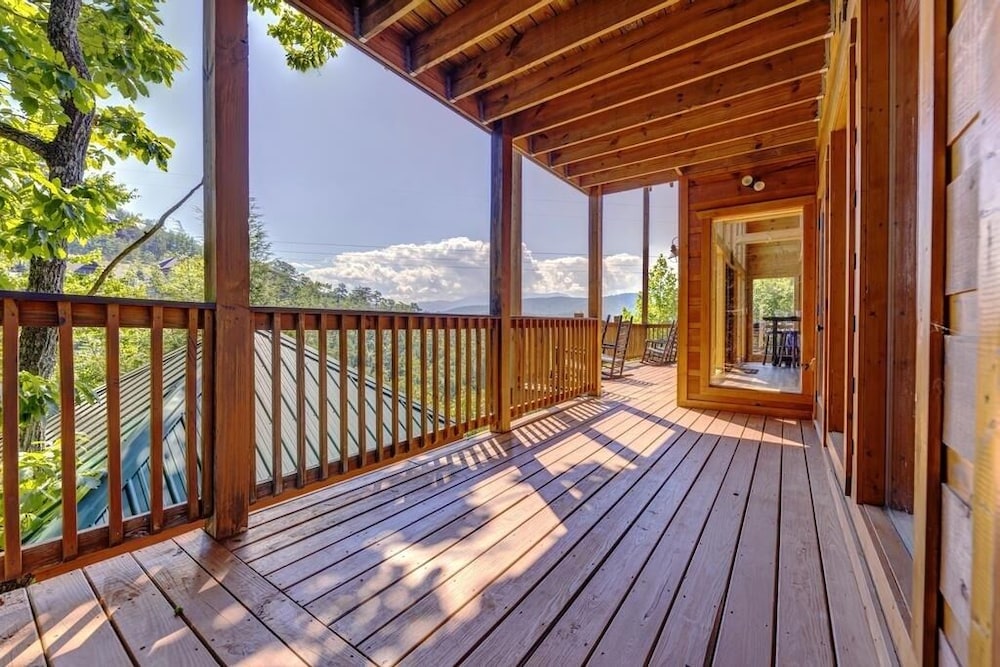 Valley View-tiful - 5 Bedrooms, 5 Baths, Sleeps 18 Home by RedAwning