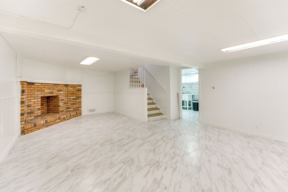 13 Mi to Downtown Detroit: Bright Home