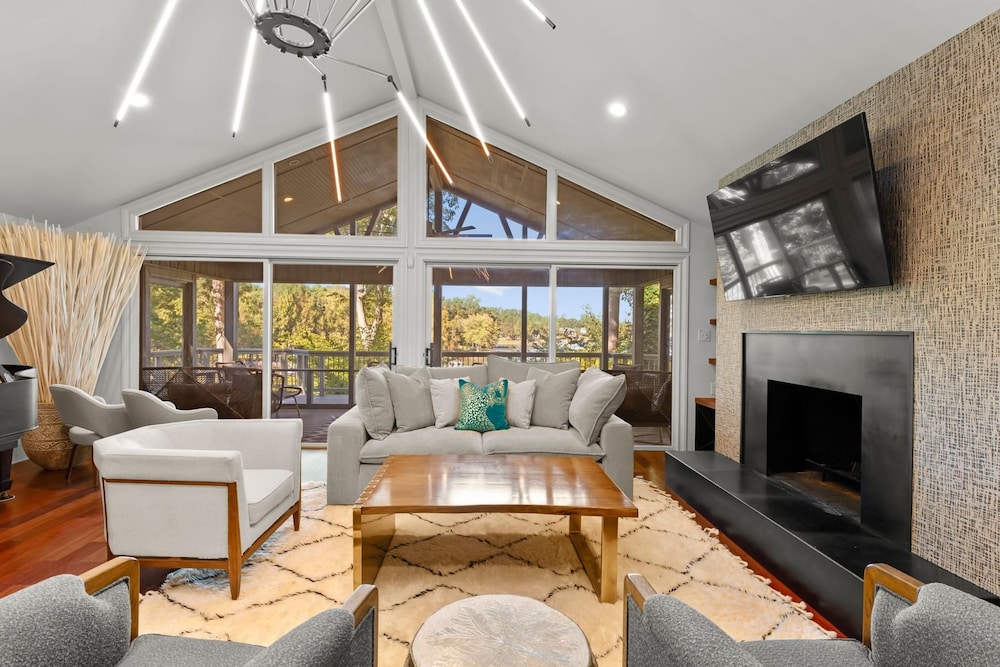 Modern Masterpiece by Avantstay Waterfront Private Dock