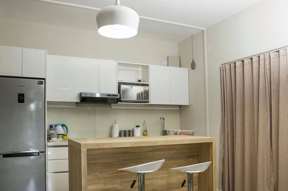 Modern 2-bed Sleeps 4 With Balcony view 2