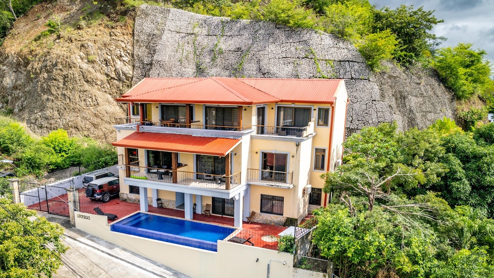 2-Bedroom Ocean-View Condo with Pool view 3