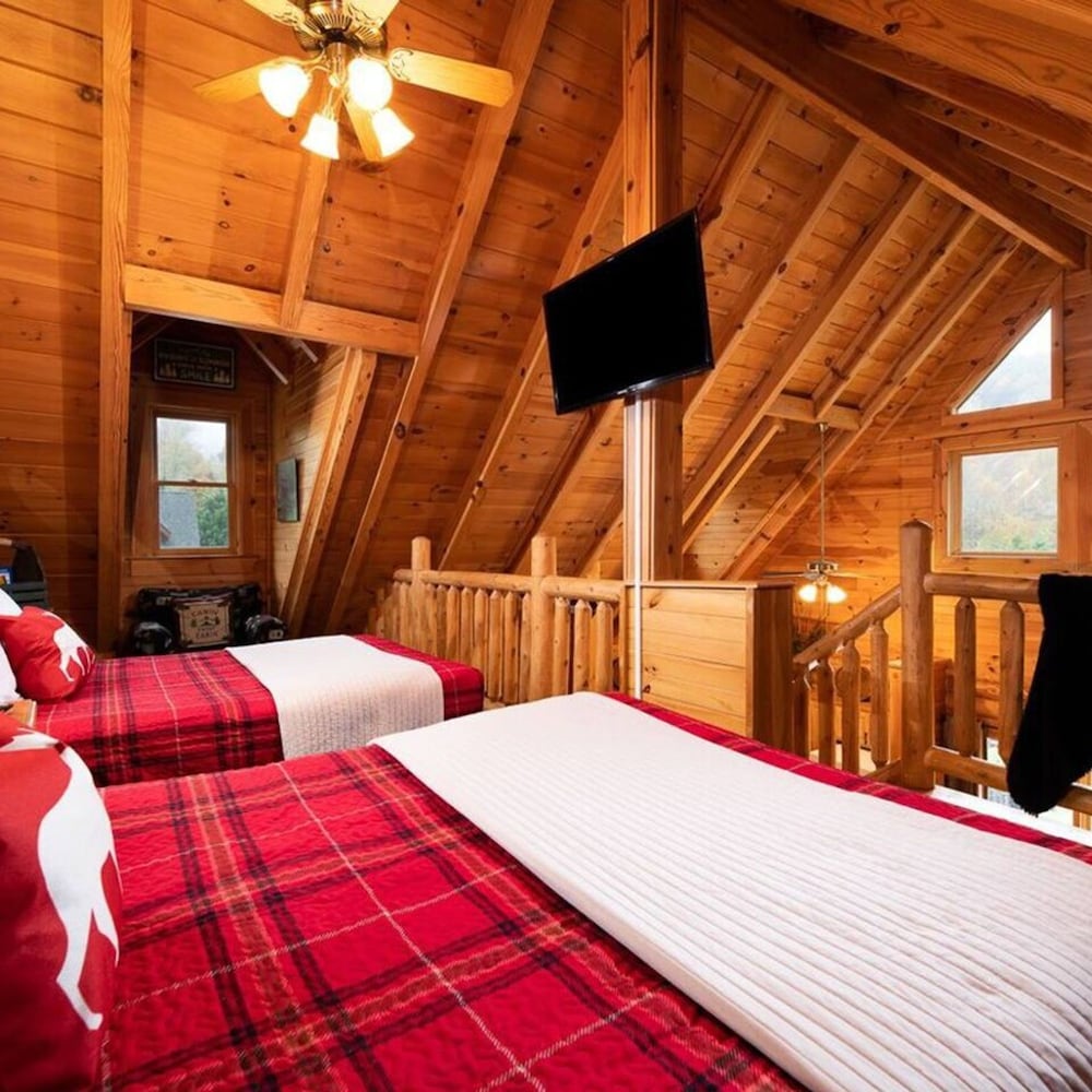 Cozy Upscale Cabin w Fireplace Hot Tub
