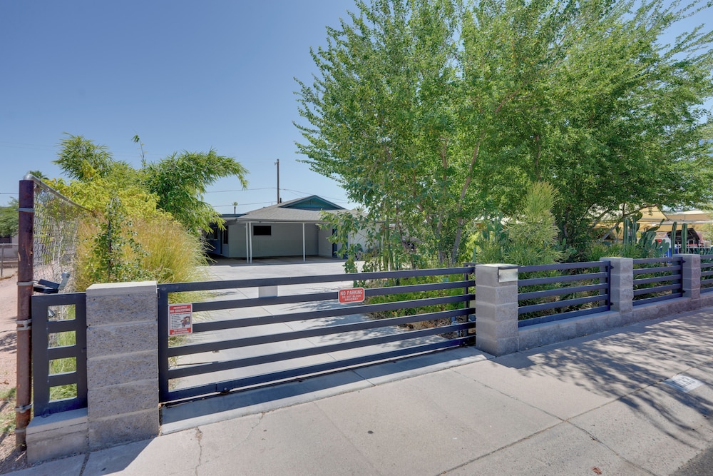 3 Mi to Dtwn Phoenix: Apt w/ Shared Patio