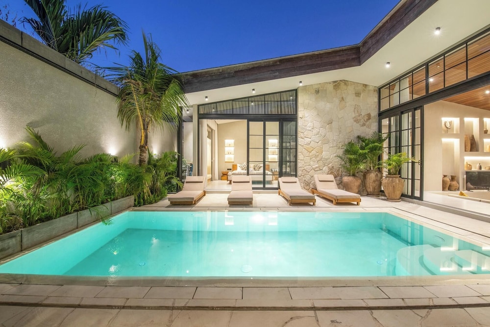 Stylish 5BR Boho Hideaway, 5 Minutes Bingin Beach