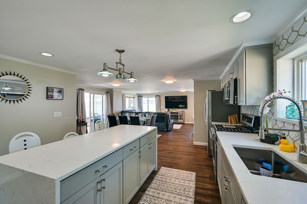 Weymouth Waterfront Getaway w/ Swim Spa & Hot Tub