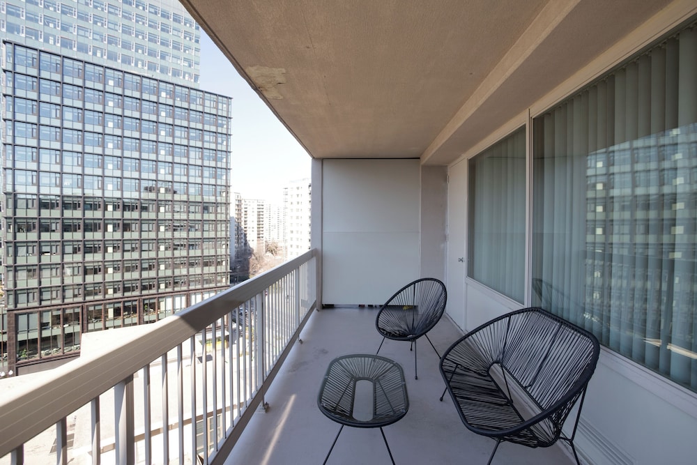 Stylish & Spacious 2BR in Crystal City