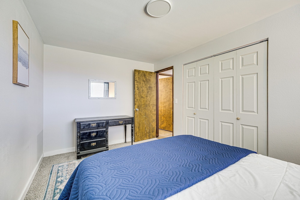 Cozy Apt w/ Private Deck, 2 Mi to Toyota Center!