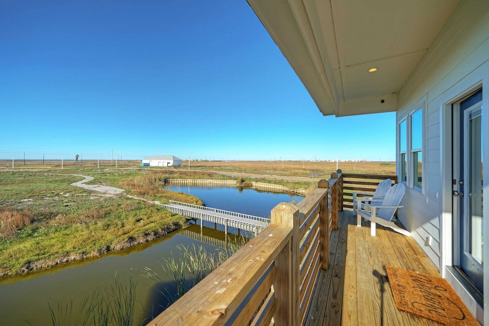 Cart-friendly Boardwalk to the Beach Private Pool, Firepit & Pond Views 361 Bayview