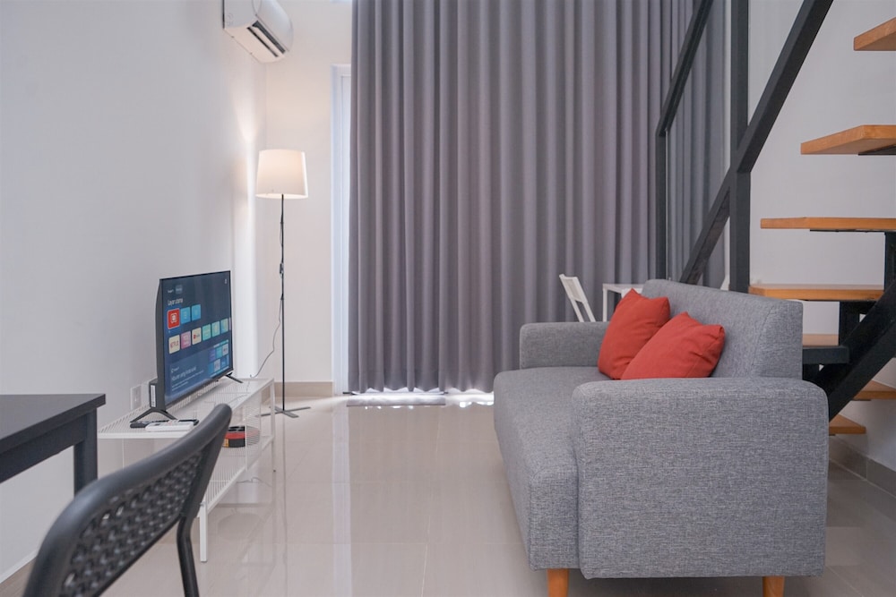 Spacious And Homey Studio Loft At Kingland Avenue Apartment