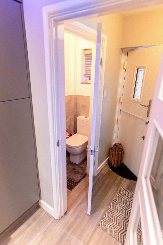 Beautiful Wythenshawe Home Near Airport With Garden & Parking Sleeps 5