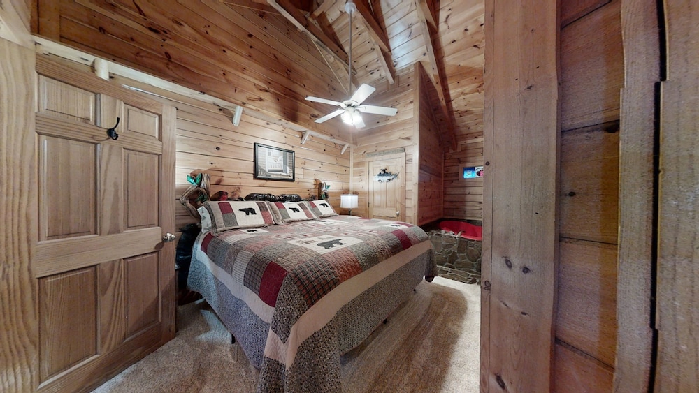Snoozers Hollow 1 Bedroom Cabin by RedAwning view 4