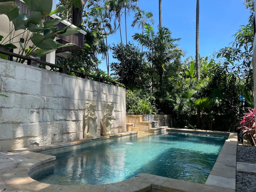 Martini Suites & Villa