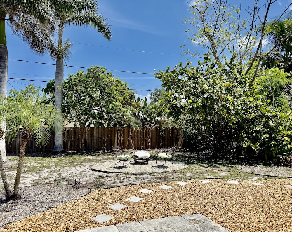 Naples Park Cottage 106th 6 Blocks Off Ocean 2 Bedroom Home