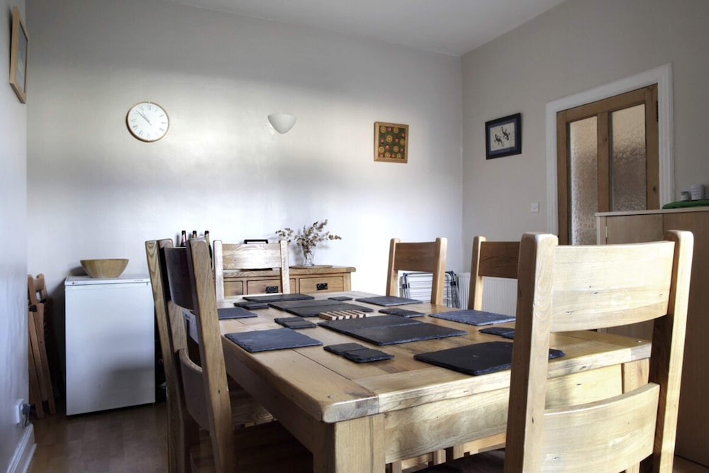 Central and Spacious 2 Bedroom Flat With Garden