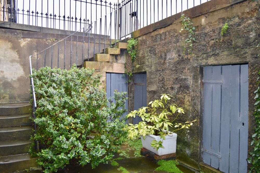 Stunning 3 Bedroom City Centre Home view 5