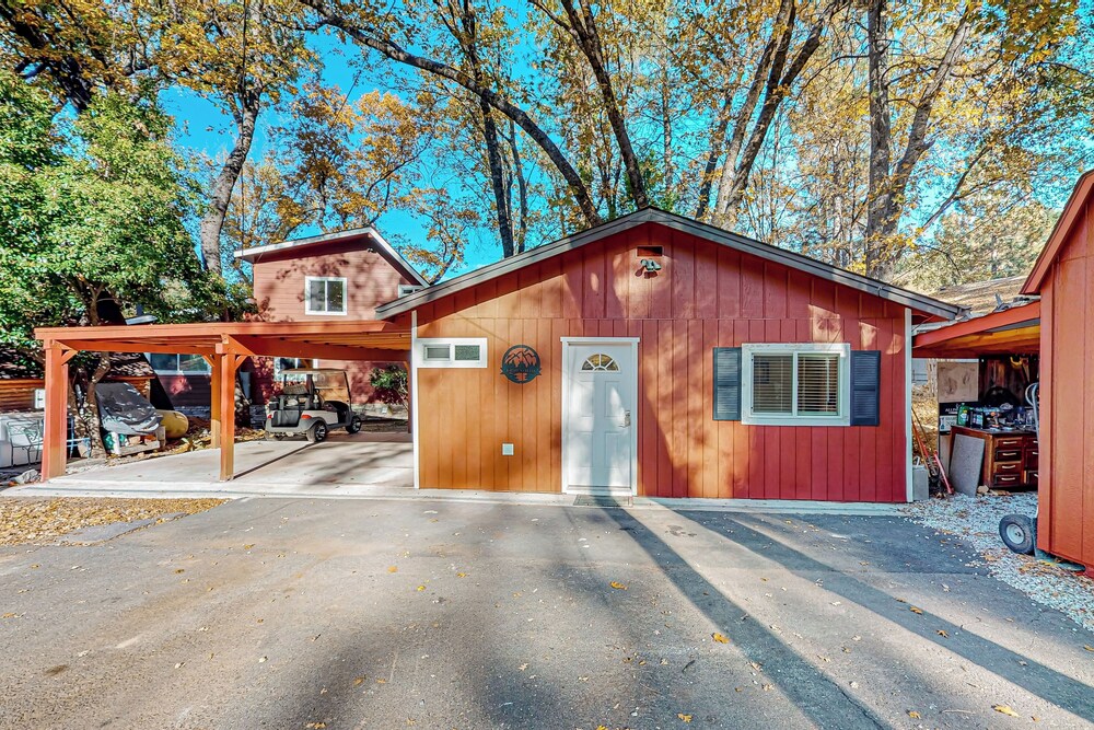 1BR Dog-friendly Lakefront Cabin w/ Canoes
