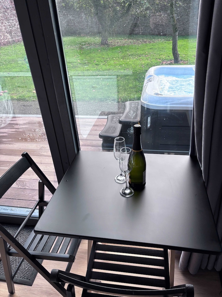 Glamping Pod With a Hot Tub in Orchard