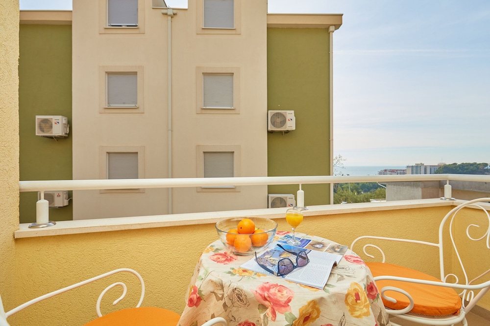 Apartments Zelic Tucepi