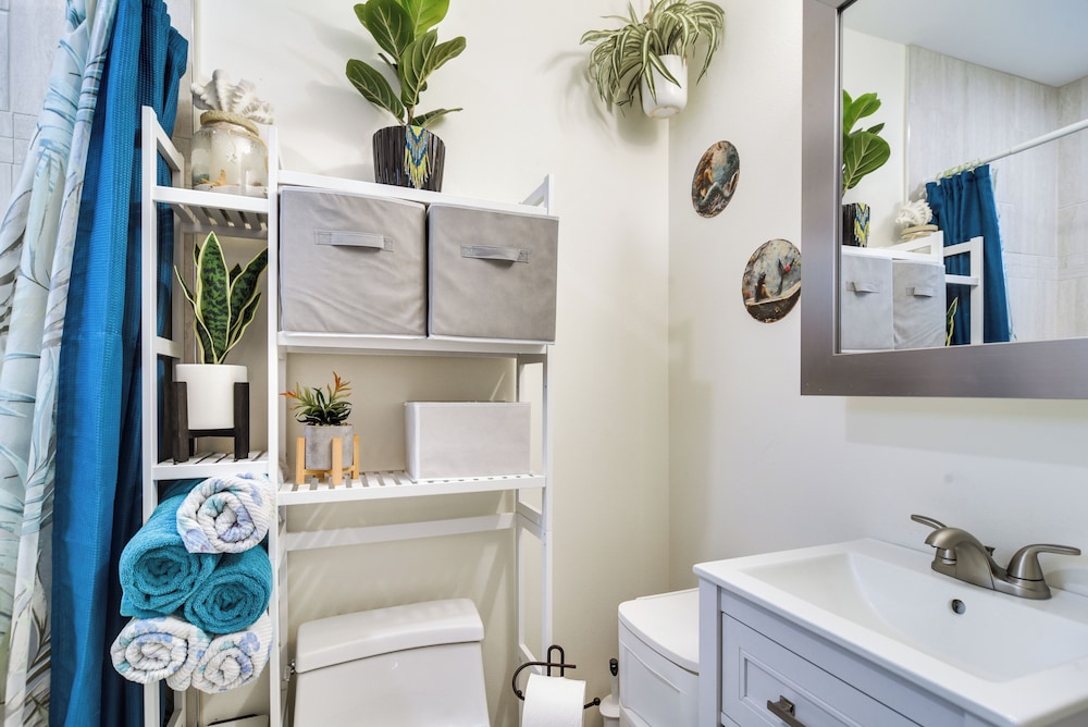 3 Mi to Vinoy Park: St Petersburg Gem w/ Patio!