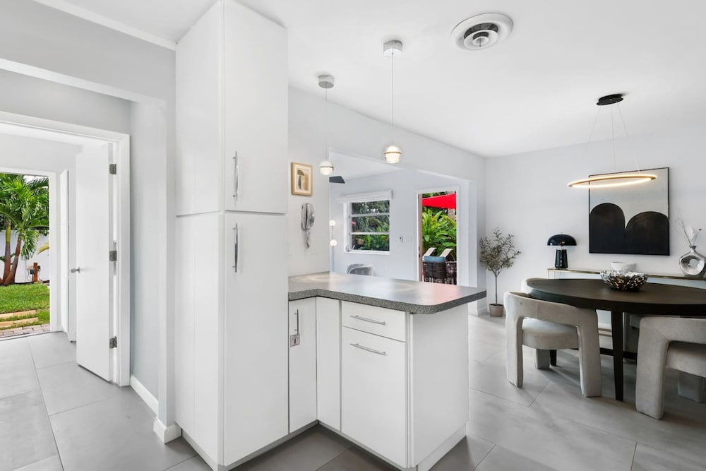 Oasis Backyard With Heated Pool Oakland Park