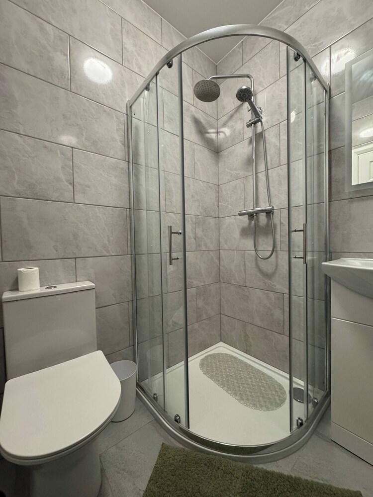Charming Wallington Apartment With Hot Tub