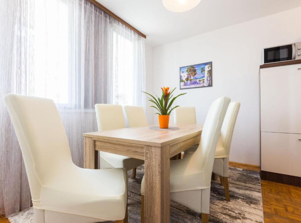 Stylish Two Bedroom Apartment Retreat With Balcony in Zadar