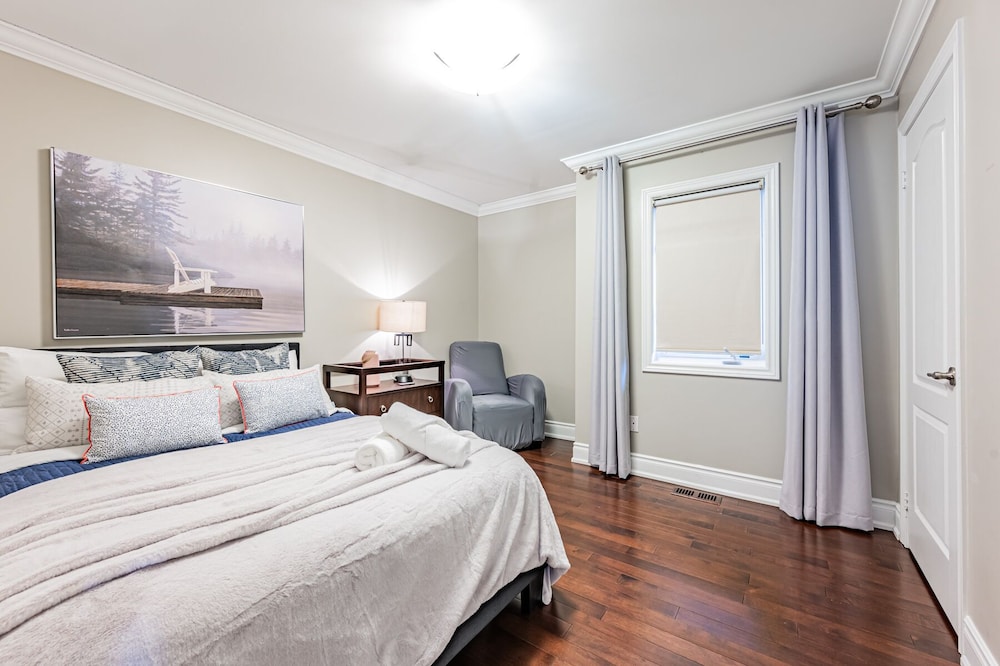 Luxury Villa - Mississauga Square One view 5