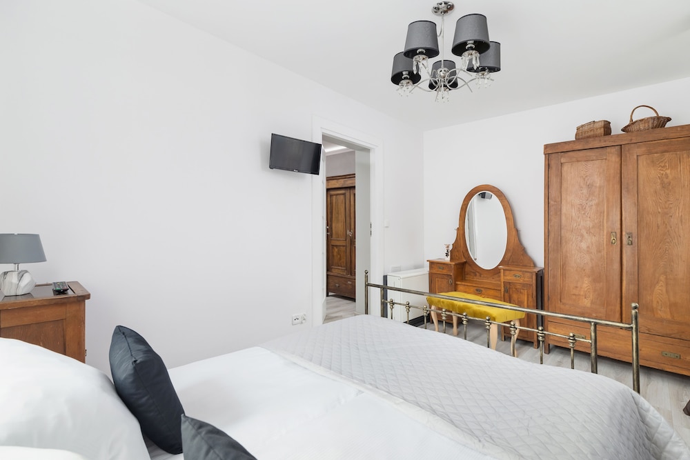 Retro Apartment Zamoyskiego by Renters view 3