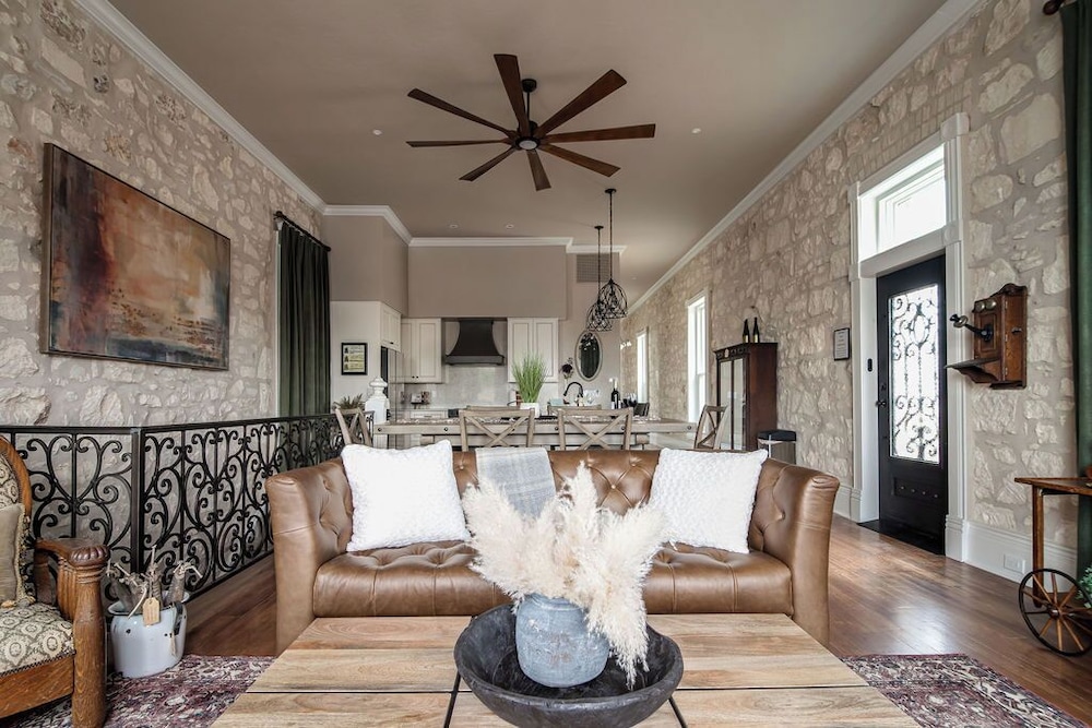 The Bank on Main St - Historic Luxury Suite W/rooftop Deck Overlooking Main Street