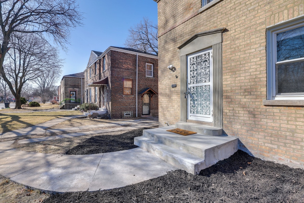 2 Mi to Calumet Park & Beach: Windy City Escape!