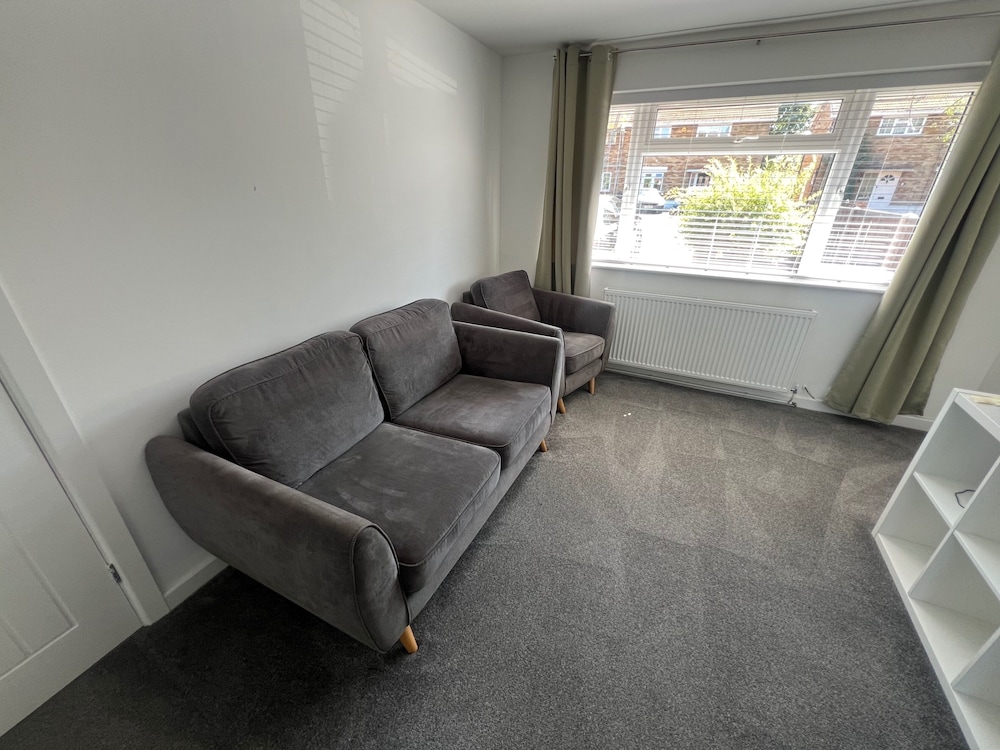 3 Bedroom House - Sleeps 6 & Free Parking
