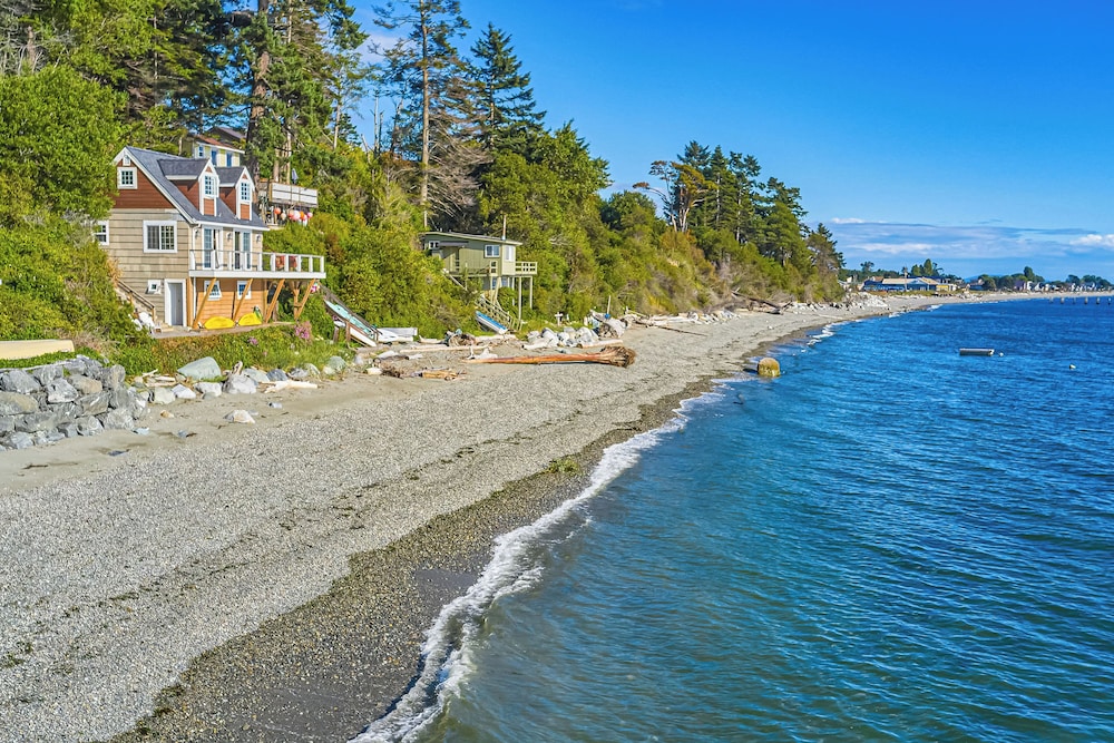 2 BR Beachfront Cottage w/ Grill & Expansive Deck