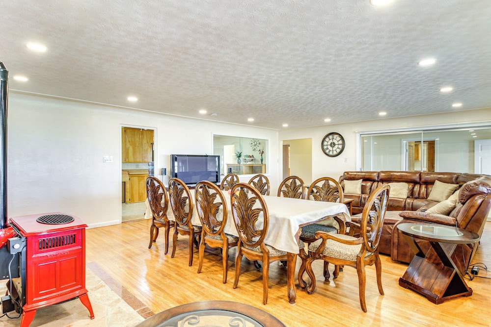 Mtn Views, Patio + Grill: Family Home, 6 Mi to UNM