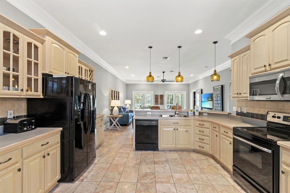 Sugar Sand Retreat 3-bed, 2-bath Beach Getaway With Private Pool, Sleeps 8!