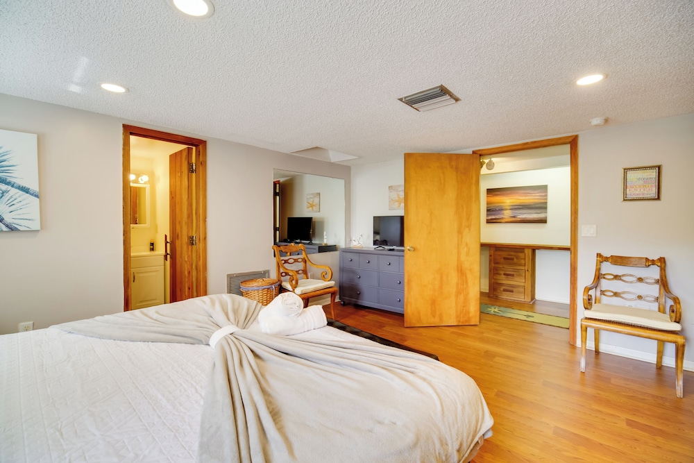 Next to Turtle Preserve: Oceanside Florida Retreat