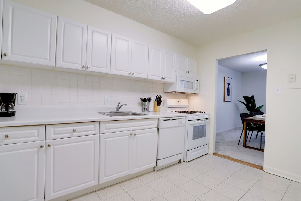 Modern 2BR Apt in Crystal City near D.C.