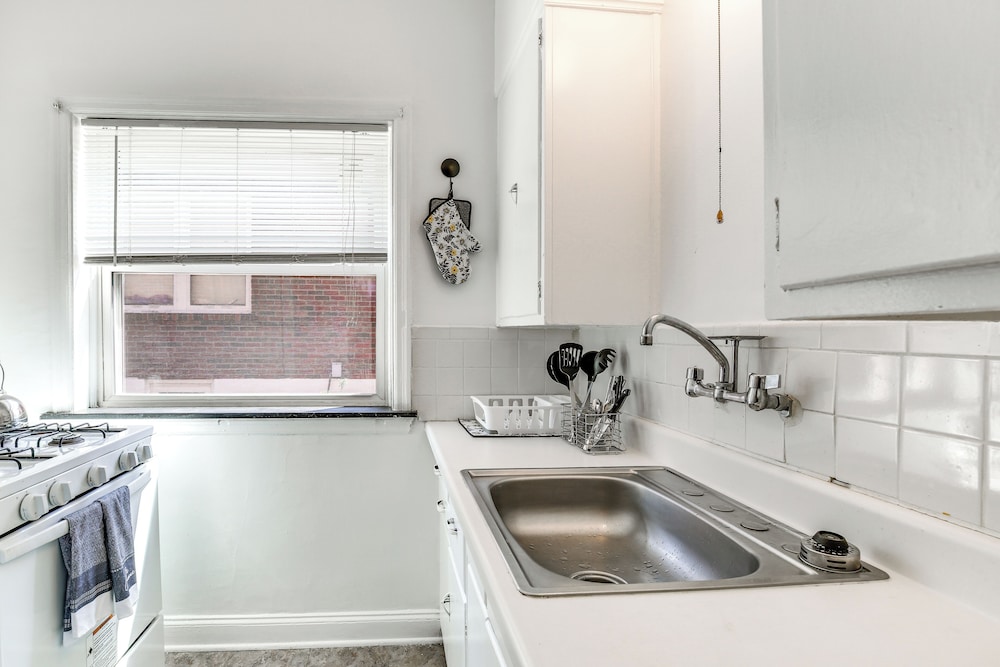 10 Mi to Downtown St Louis: Convenient Apartment!