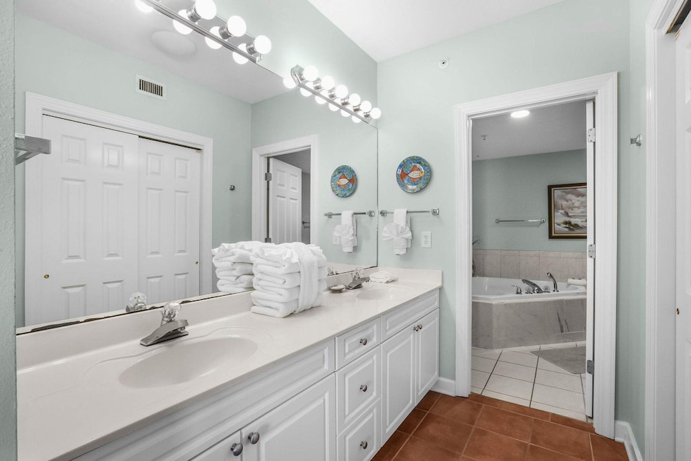 Admirals Quarters 508- Luxury Beachfront Condo 3 Bedrooms 3 Baths 5th Floor