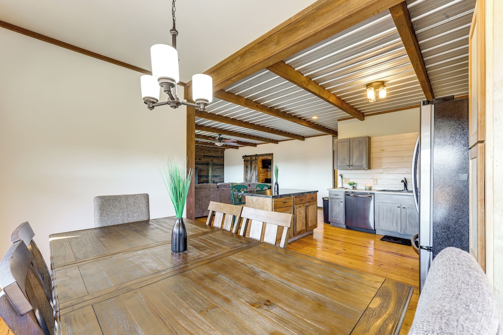 Peaceful Cabin w/ Mtn Views & Grill in Altoona!