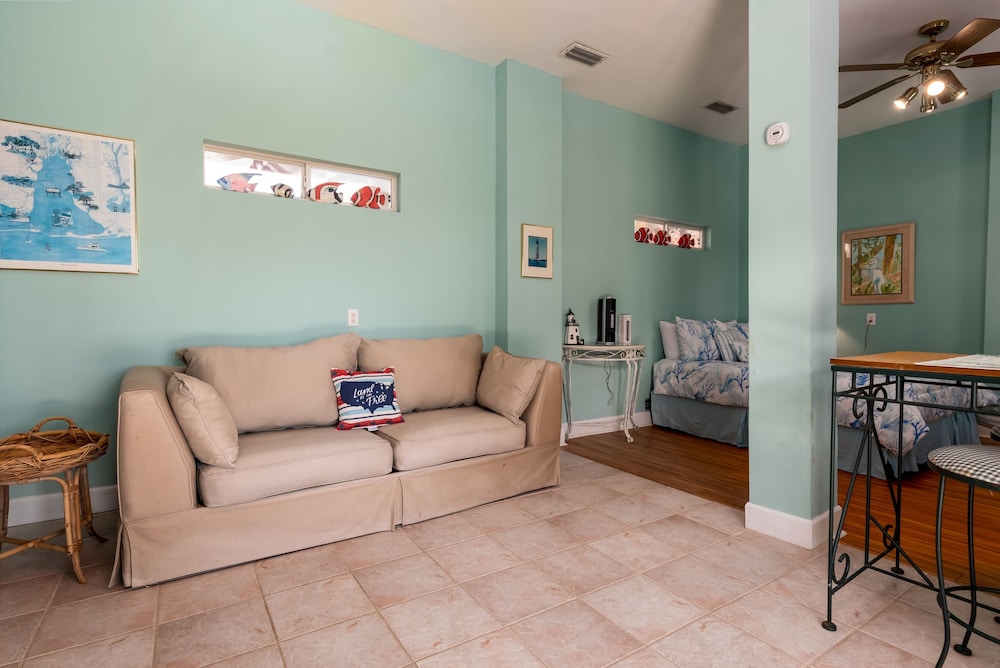 Breezy Decks - 601 Hernando Pl 4 Bedroom Home