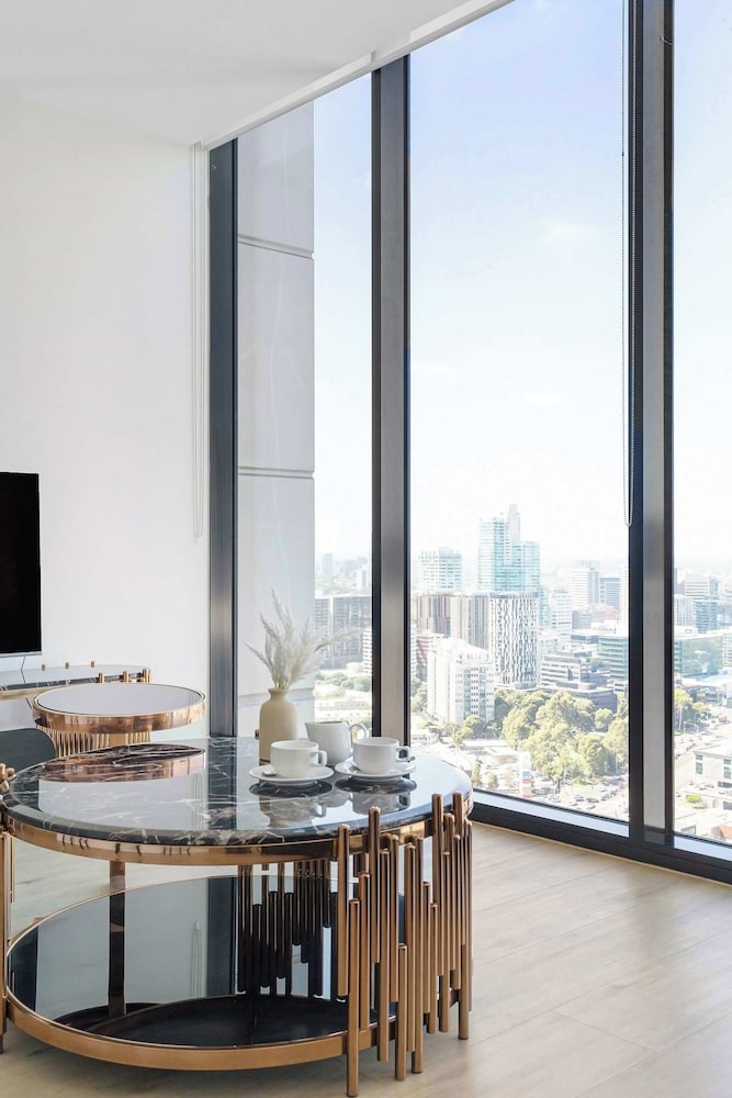 A Cozy 2BR Apt With Panoramic Views, Free Parking