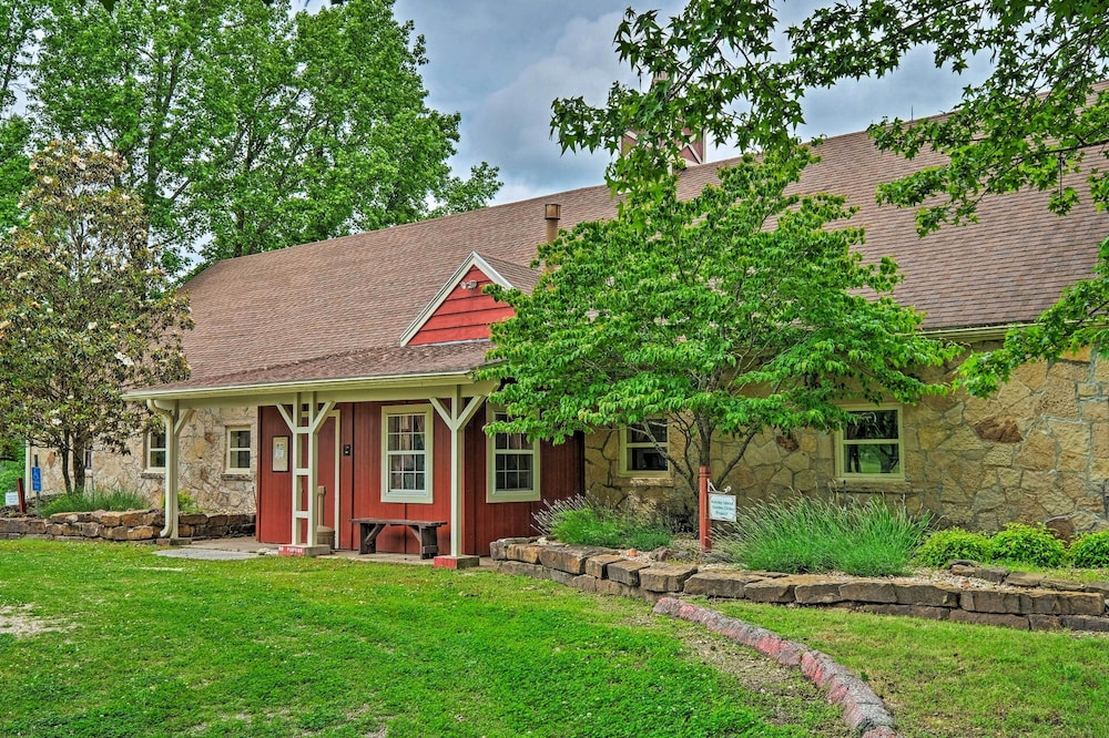 Holiday Island Family Home on 13th Green!
