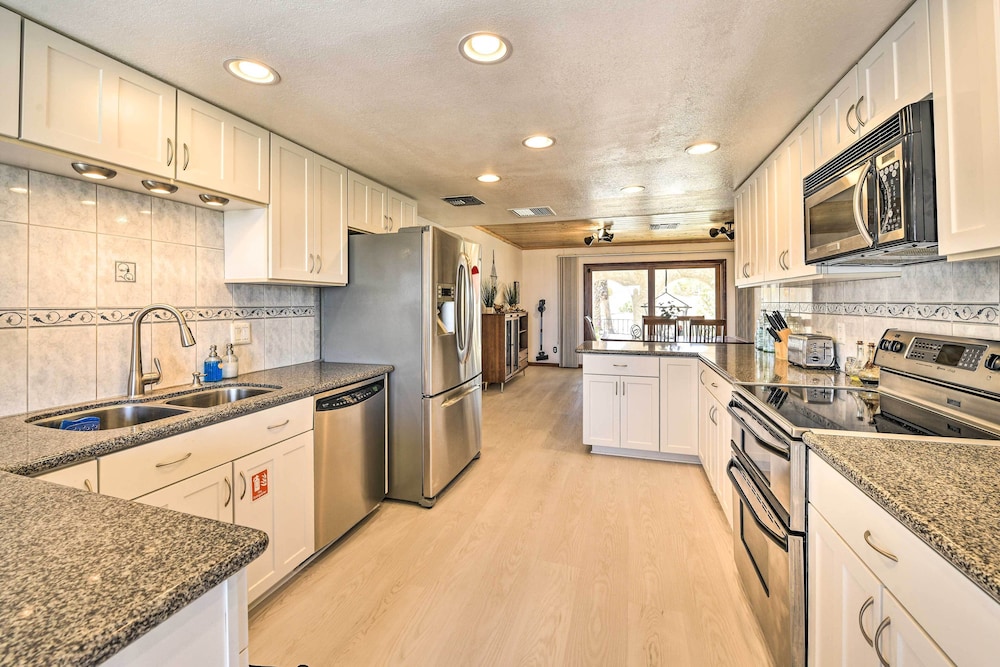 Chic Joshua Tree Pad w/ Mountain Views  Hot Tub - Property Image 27