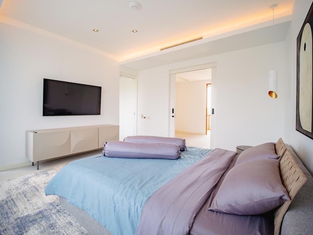 Luxurious 5bedroom White Estate Villa Private Lake