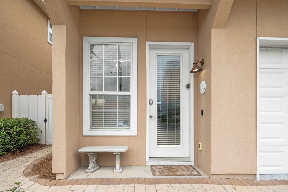 Escape to Sand Dollar Holler: Coastal Retreat, 3 Beds, 2.5 Baths, Sleeps 10!