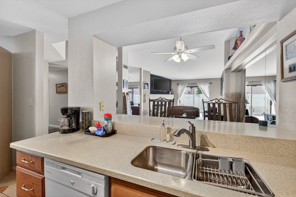 Tempe Oasis With Fire Pit & Bbq Lounge 2 Bedroom Home